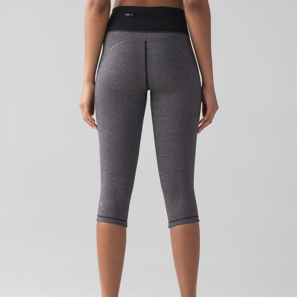 CLEARANCE! Lululemon Size 6 Small Smooth Stride Crop Leggings Heathered Black - Picture 2 of 11
